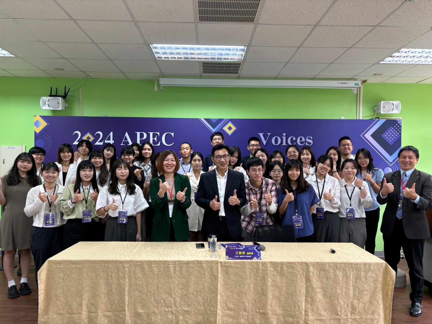 立法院江啟臣副院長與VOF台中場學員合照